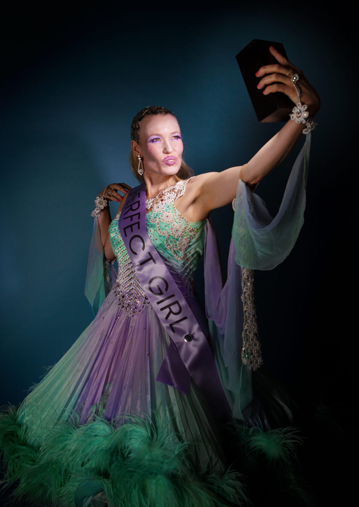 Mevrouw Ogterop - Perfect girl A3- © Miek Uittenhout