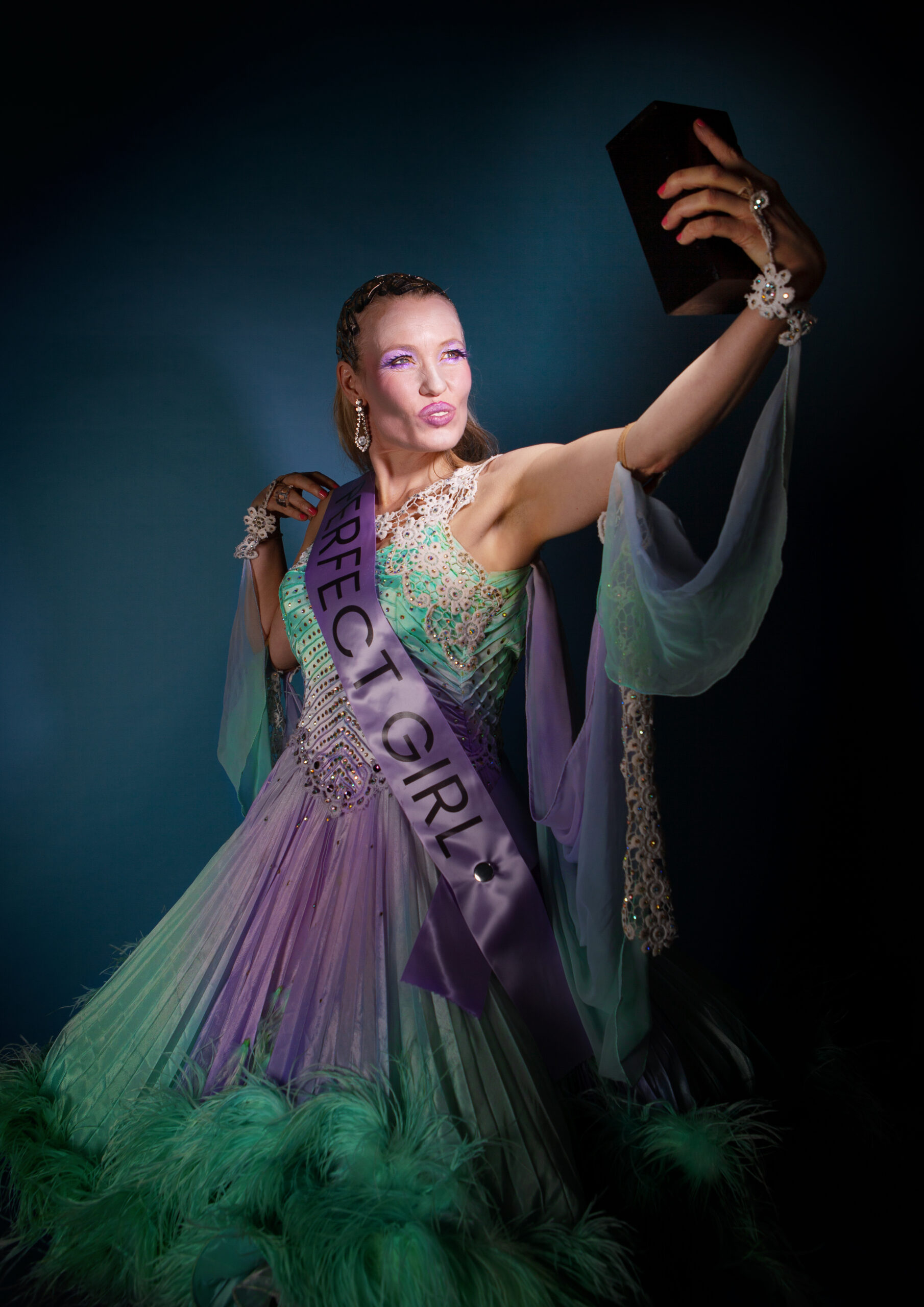 Mevrouw Ogterop - Perfect girl A3- © Miek Uittenhout